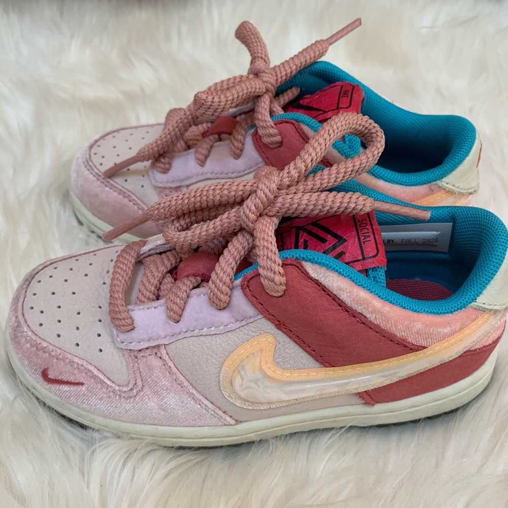 Social Status x Dunk Low PS 'Strawberry Milk’ 180 unisex